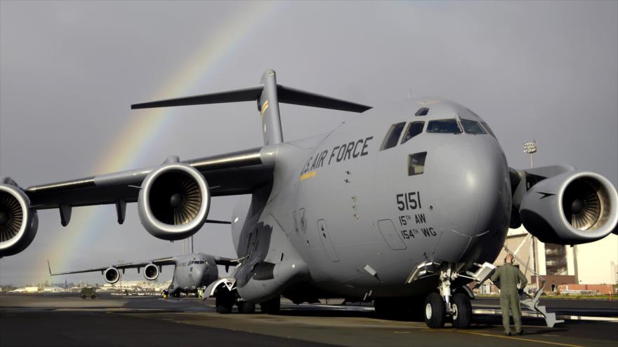 Un avión Boeing C-17 de la Fuerza Aérea de EE. UU