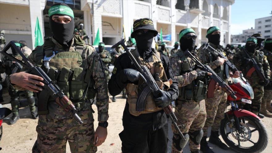 Combatientes de las Brigadas Al-Qassam y Al-Quds durante la entrega de cuatro retenidas israelíes al CICR en Gaza, 25 de enero de 2025. (Foto: Anadolu)