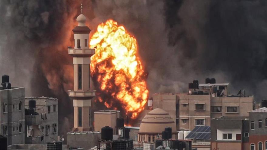 El humo se eleva tras un ataque aéreo israelí en Rafah, en el sur de la Franja de Gaza, 20 de diciembre de 2023. (Foto: AFP).