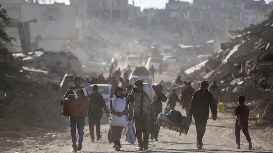 Palestinos desplazados en Rafah, al sur de Gaza, cargan sus pertenencias tras entrada en vigor de alto al fuego. (foto: Almayadeen)