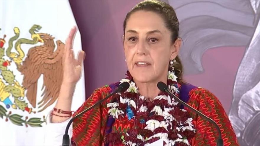 La presidenta de México, Claudia Sheinbaum, pronuncia un discurso durante un evento realizado en el sur del país, en Oaxaca, 25 de enero de 2025.