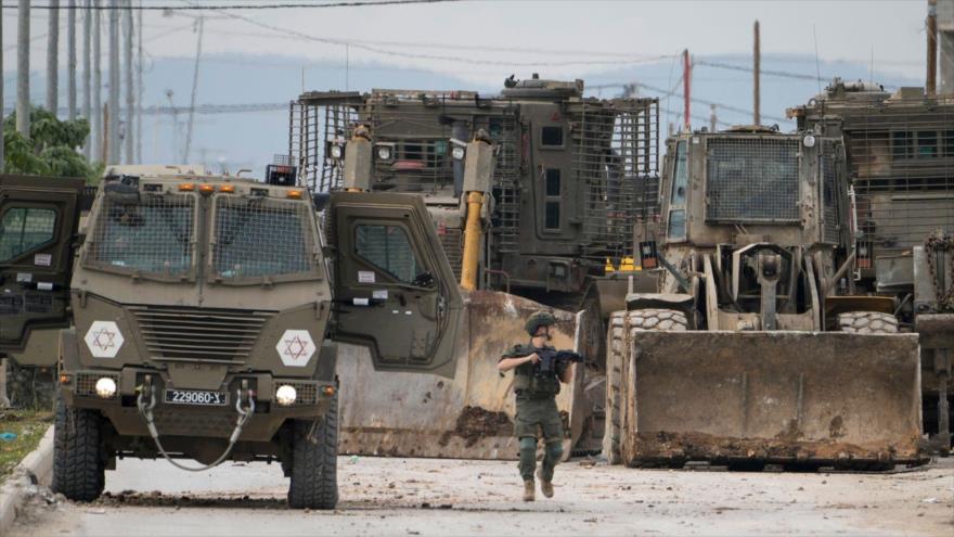 Vehículos y fuerzas del ejército israelí, desplegados en el campo de refugiados en Yenín, en el norte de Cisjordania, 22 de enero de 2025. (Foto: AP)