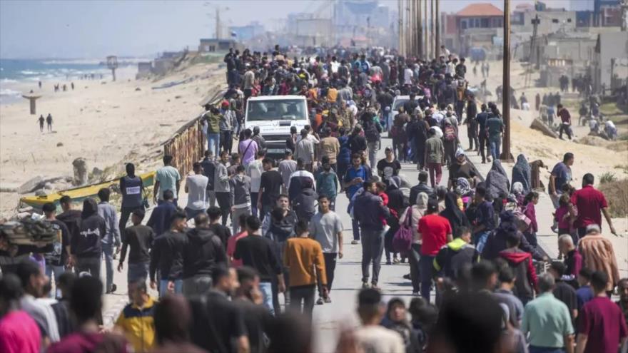 Palestinos desplazados tratan de regresar del centro de Gaza al norte del territorio, el 14 de abril de 2024. (foto: AP)