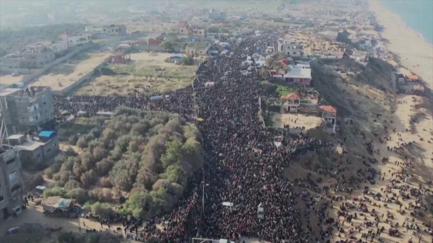 Miles de palestinos en centro de Gaza esperan regreso al norte del enclave costero, 26 de enero de 2025. 