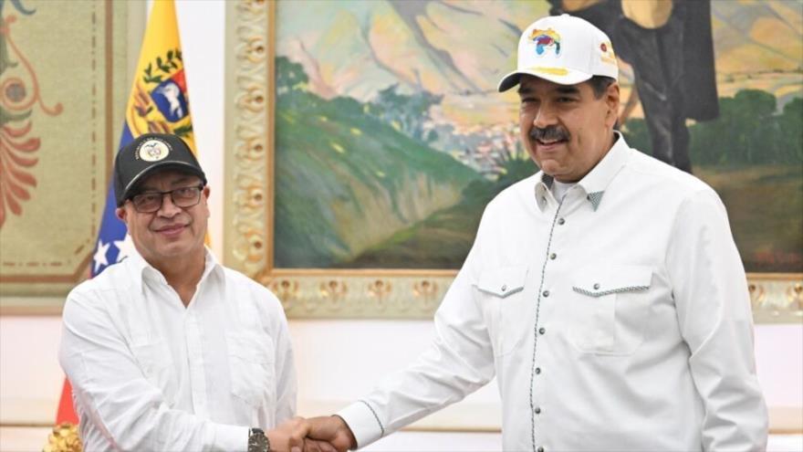 El presidente colombiano, Gustavo Petro (izq.), le da la mano a su homólogo venezolano, Nicolás Maduro, durante una visita oficial al Palacio de Miraflores, en Caracas, el 9 de abril de 2024.