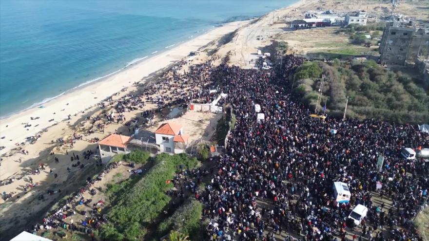 Cientos de miles de palestinos regresan al norte de Gaza después de la retirada del ejército israelí del corredor de Netzarim, 27 de enero de 2025.