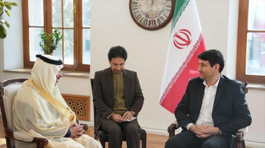 Ministro de TIC de Irán (derecha) en una reunión con el embajador de Arabia Saudi en Teherán, 26 de enero 2025. (Foto: IRNA)