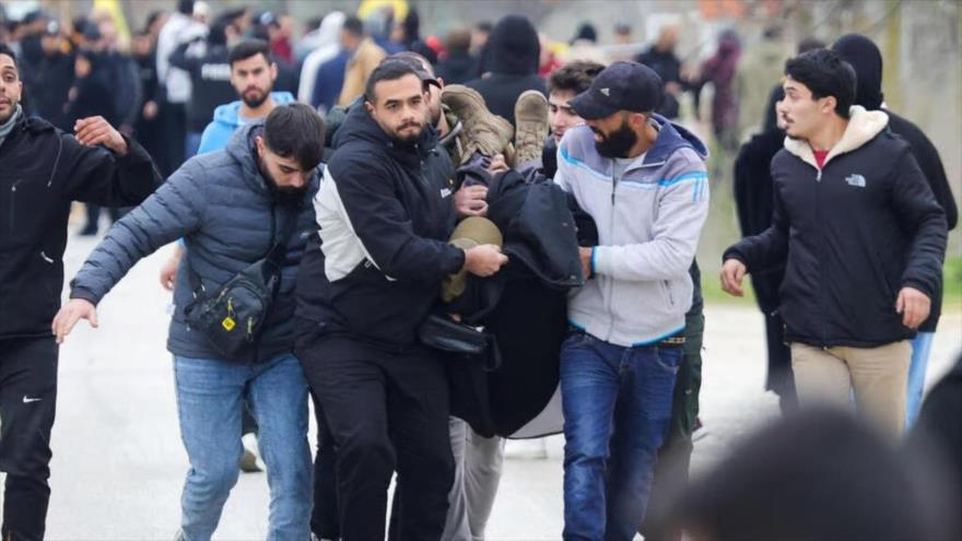 Civiles heridos evacuados en la zona sur del Líbano tras disparo de las fuerzas israelíes, 26 de enero de 2025. (Foto: AFP)