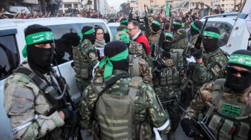 Miembros de las Brigadas Ezzedin al-Qassam durante un intercambio de prisioneros en la Franja de Gaza.