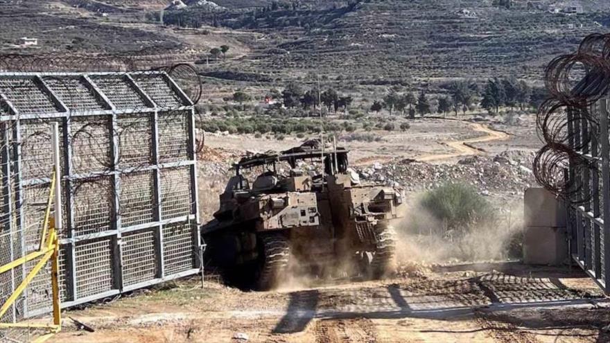 Esta foto de archivo muestra un vehículo blindado israelí entrando a Siria por los altos del Golán ocupados.