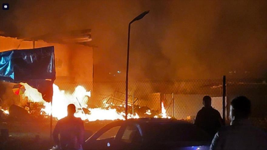 Equipos de emergencia llegan al lugar del ataque con drones israelíes en la ciudad de Nabatieh, en el sur del Líbano, 28 de enero de 2025. (Foto: AFP)