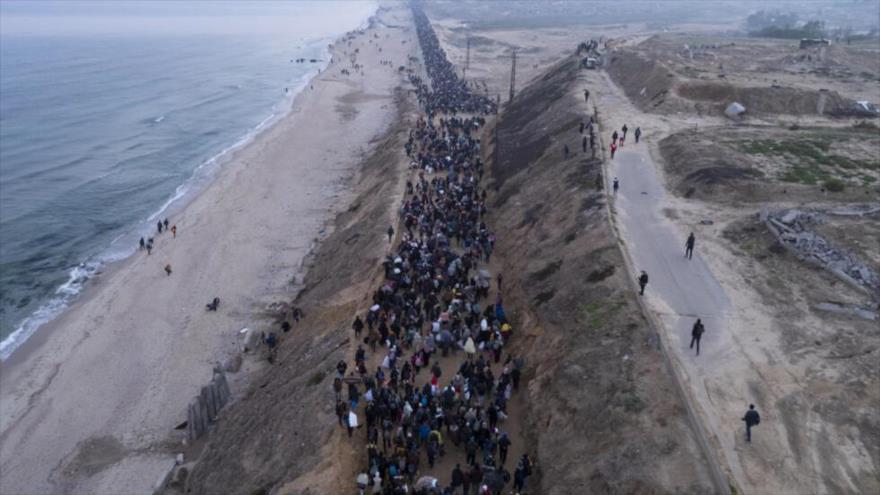 Una fotografía aérea tomada por un dron muestra a palestinos desplazados que regresan a sus hogares en el norte de la Franja de Gaza, 27 de enero de 2025. (Foto: AP)