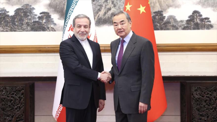 El canciller iraní, Abás Araqchi, (izq.) junto a su par chino, Wang Yi, Pekín, 28 de diciembre de 2024. (Foto: Xinhua)