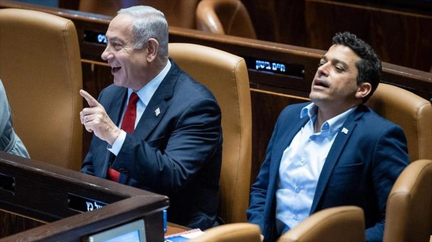 El ministro de la diáspora israelí, Amichai Chikli (dcha.), y el primer ministro israelí, Benjamín Netanyahu, en una reunión del parlamento en Al-Quds, 26 de junio de 2023.