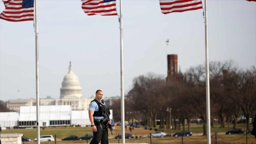 Un agente de policía en el Capitolio de Estados Unidos. (Foto: EFE)
