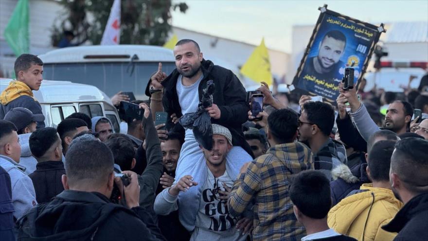 Palestinos en la ciudad de Gaza reciben a los prisioneros liberados de las cárceles israelíes, 25 de enero de 2025.