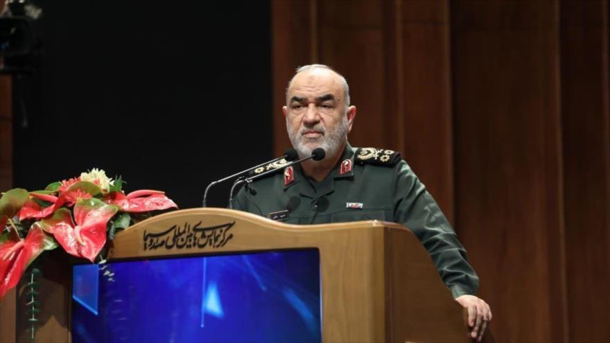 El comandante en jefe del Cuerpo de Guardianes de Irán, Hosein Salami, habla en una conferencia sobre Inteligencia Artificial, Teherán, 29 de enero de 2025. (Foto: DEFA) 