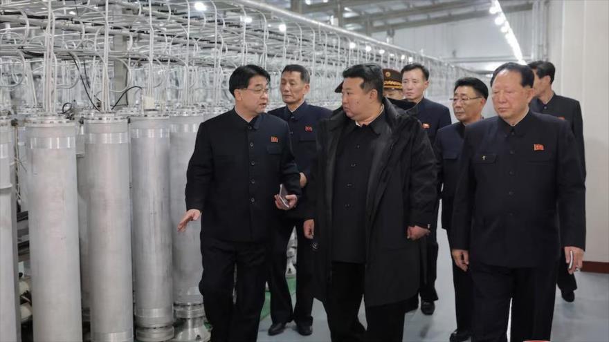 El líder norcoreano, Kim Jong-un (c), visita la fábrica de material nuclear, en un lugar no revelado, 29 de enero de 2025. (Foto: KCNA)
