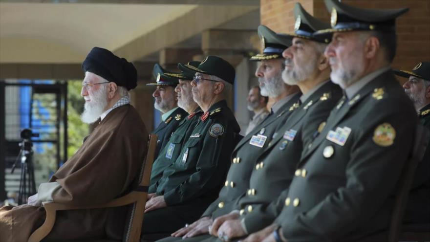 Altos mandos castrenses y el Líder de Irán, el ayatolá Seyed Ali Jamenei (izda.) en la ceremonia de graduación de cadetes de las FFAA, 10 de octubre de 2023. (Foto: khamenei.ir)