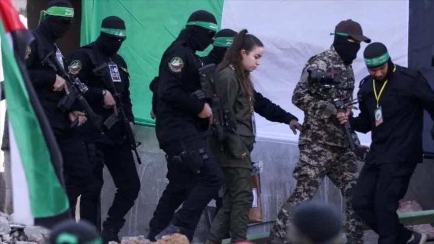 Los combatientes palestinos liberan a mujer soldado israelí Agam Berger, en Yabalia, Gaza, 30 de enero de 2025. (Foto: Reuters)
