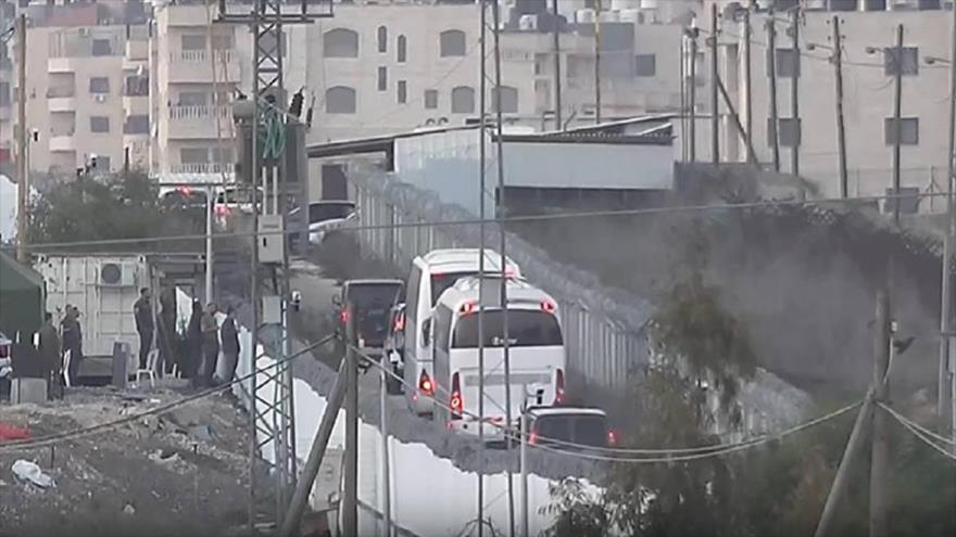 Los autobuses de detenidos palestinos salen la prisión de Ofer en Cisjordania ocupada, 30 de enero de 2025.