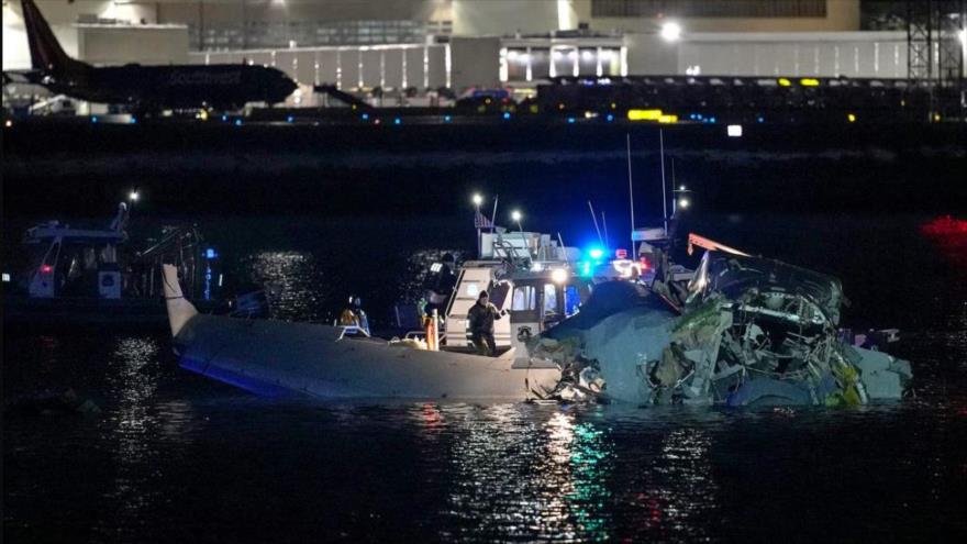 Unidades de respuesta a emergencias acceden a los restos del avión en el río Potomac cerca del Aeropuerto Ronald Reagan de Washington, 30 de enero de 2025. (Foto: Getty Images)