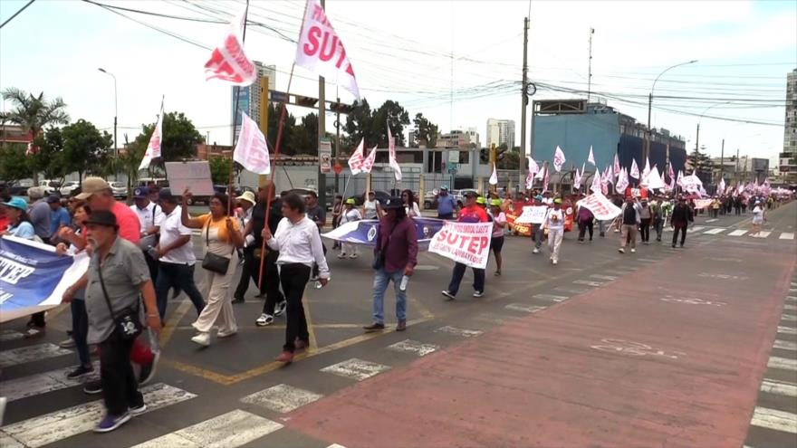 Docentes peruanos exigen derogación de ley que permite su destitución