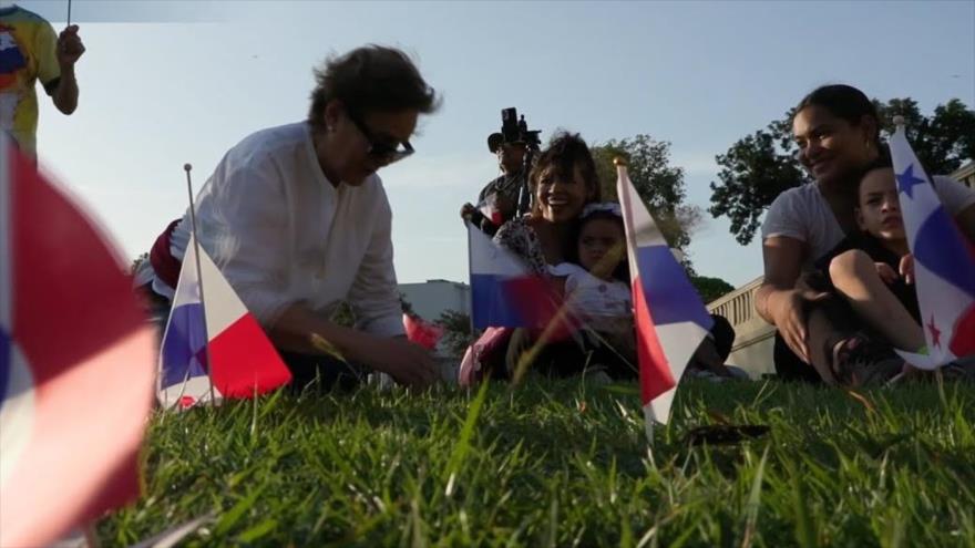 Panameños Intentan “siembra de banderas” en los jardines y alrededores del edificio de la Administración del Canal de Panamá, 30 de enero de 2025.