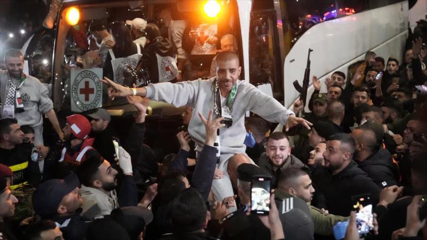 Zakaria Zubeidi, de 49 años, un exprisionero palestino que fue liberado por Israel, es vitoreado por la gente después de llegar a Ramalá, 30 de enero de 2025. (Foto: AFP)