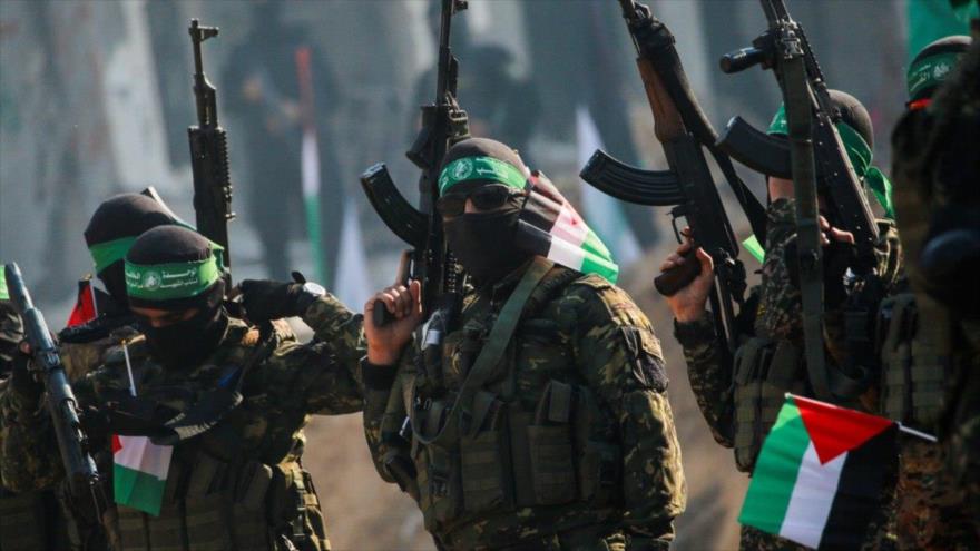 Combatientes de HAMAS hacen guardia cerca de un escenario antes de liberar al rehén israelí Agam Berger en Yabalia, en el norte de Gaza, 30 de enero de 2025. (Foto: AFP)