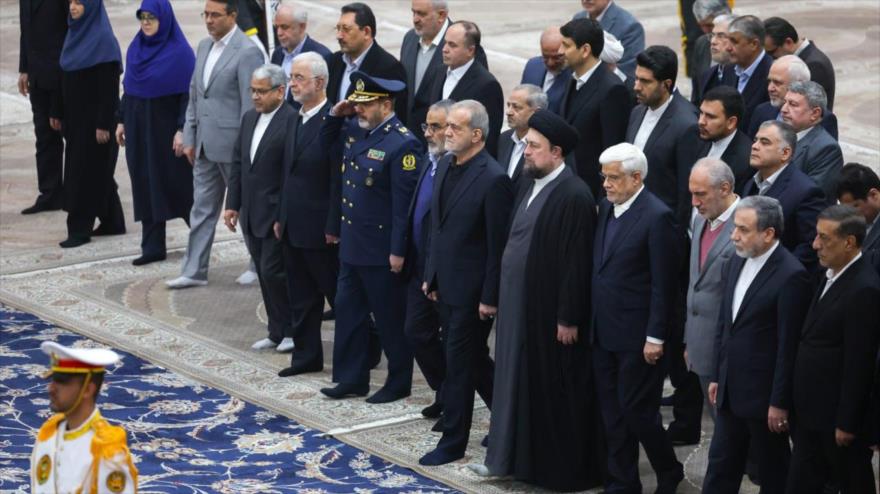 El presidente de Irán, Masud Pezeshkian, (c) y los miembros de su gabinete se han personado en el mausoleo del gran fundador de la República Islámica de Irán, el Imam Jomeini (P), 1 de febrero de 2025.