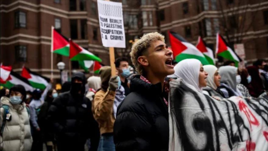 Estudiantes y otras personas protestan en apoyo de los palestinos en Gaza frente a la residencia del presidente de la Universidad de Michigan en Ann Arbor, Michigan, 21 de noviembre de 2024. (Foto: Reuters)