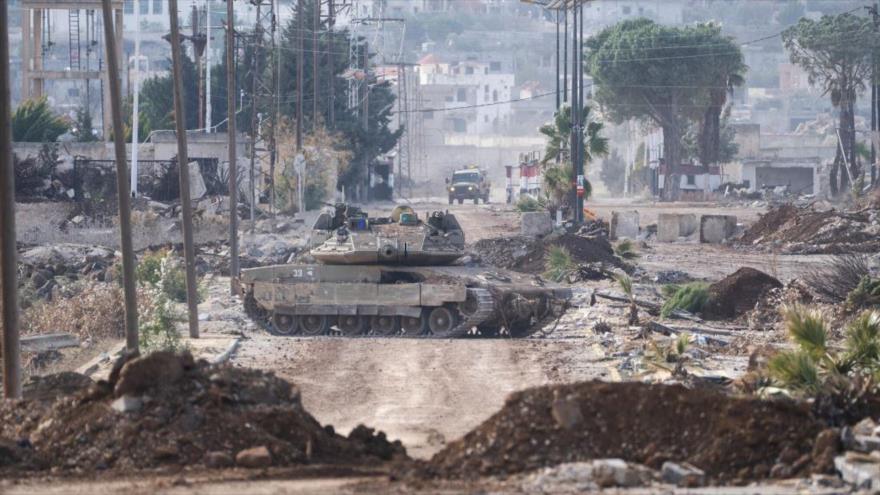 Vehículos blindados militares israelíes bloquean una carretera que conduce a la ciudad de Al-Quneitra, suroeste de Siria, 5 de enero de 2025. (Foto: AP)