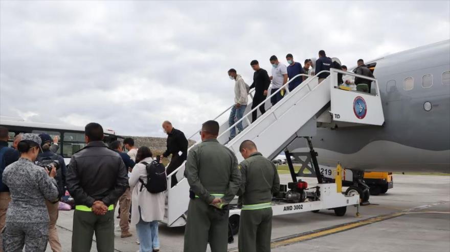 Los ciudadanos colombianos deportados de EE.UU. descienden de un avión de la Fuerza Aérea de Colombia, 29 de enero de 2025. 
