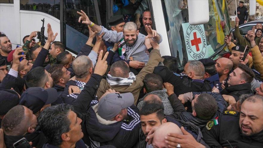 Un palestino liberado por Israel sale del autobús de los detenidos palestinos en Cisjordana, 1 de febrero de 2025. 