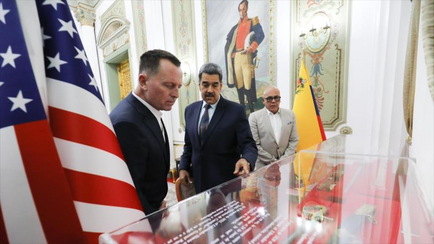 Presidente venezolano, Nicolás Maduro (centro) y el enviado especial de EE.UU., Richard Grenell (izda.), Caracas, 31 de enero de 2024.