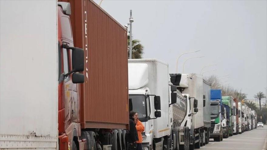 En la imagen, caravana de camiones de carga.