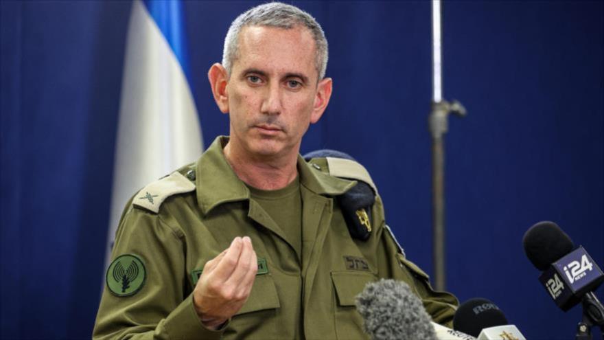 El portavoz del ejército del régimen israelí, Daniel Hagari, habla con la prensa, Tel Aviv, 18 de octubre de 2023. (Foto: AFP)
