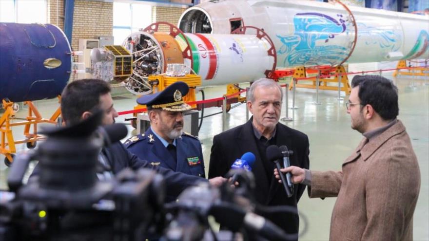 El presidente iraní, Masud Pezeshkian, visita el complejo de industrias aeroespaciales del Ministerio de Defensa en Teherán, 2 de febrero de 2025. (Foto: president.ir)