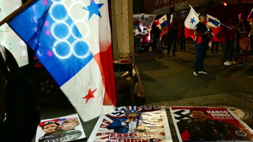 Manifestantes sostienen banderas panameñas mientras participan en una protesta contra la visita de Marco Rubio, en la Ciudad de Panamá, 1 de febrero de 2025. (Foto: AFP)