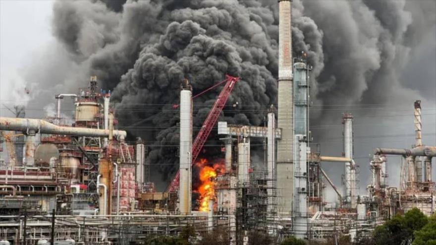 Incendio masivo en una refinería de petróleo en California, EE.UU., 1 de febrero de 2025.