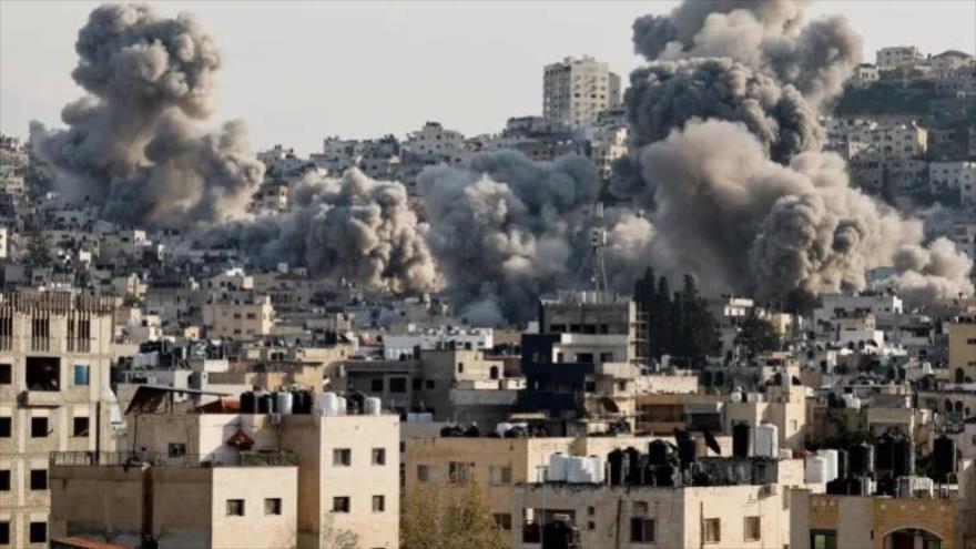 El humo se eleva tras las explosiones en Yenín. (Foto: Reuters)