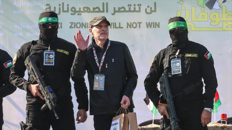 El israelí-estadounidense Keith Siegel (centro) liberado por HAMAS, 1 de febrero de 2025.