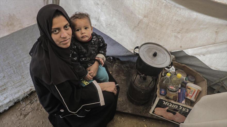 Mujer gazatí en una casa de campaña. (foto: ONU)