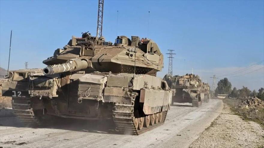 Tanques del ejército israelí salen de una de las zonas de cuatro ciudades de la provincia de Al-Quneitra, en Siria. (Foto: Getty Images)