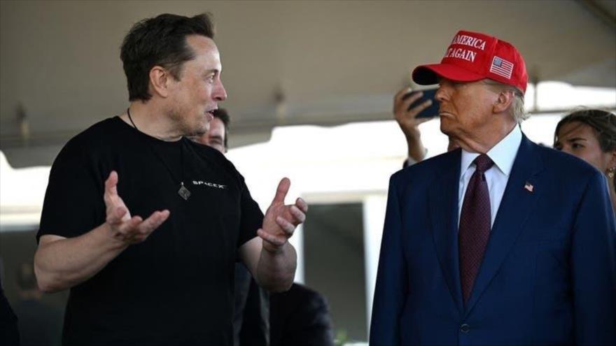 Elon Musk (izda.) habla con el presidente de EE.UU., Donald Trump, en una ceremonia en Brownsville, Texas, 19 de noviembre de 2024. (Foto: Reuters)