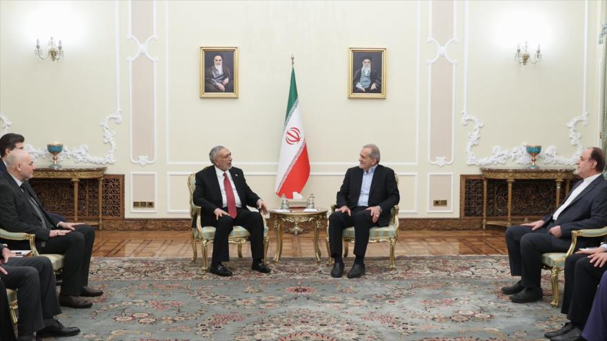 El presidente de Irán, Masud Pezeshkian, se reúnen con el presidente del Parlamento de Irak, Mahmud al-Mashhadani, en Teherán, 3 de febrero de 2025.