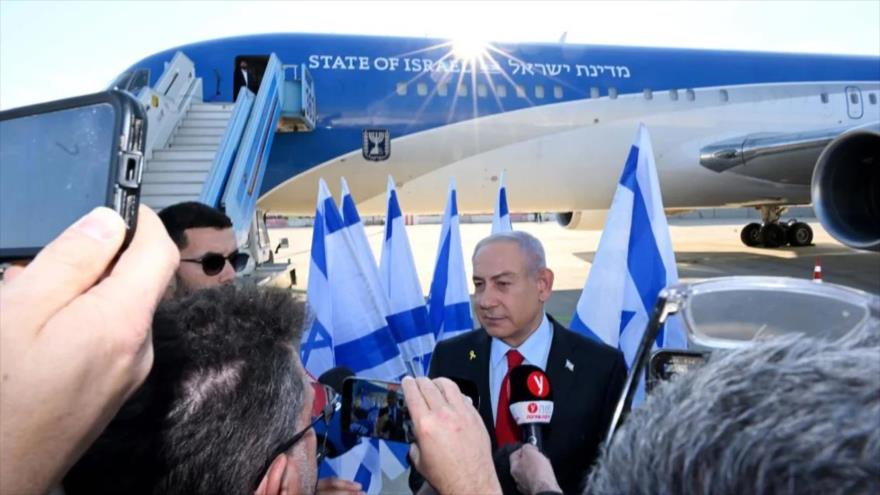 El primer ministro israelí, Benjamín Netanyahu, habla con periodistas en el aeropuerto Ben Gurión en tel Aviv antes de su visita a Washington, 2 de febrero de 2025.
