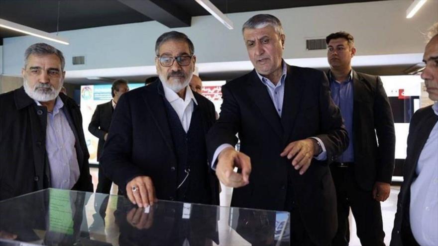 Ali Shamjani, asesor del Líder de la Revolución Islámica (centro), visita los últimos logros e iniciativas de la industria nuclear de Irán, 3 de febrero de 2025.