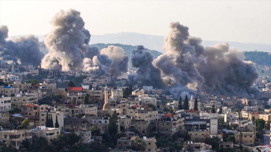 Columnas de humo se elevan desde el lugar de varias explosiones durante una incursión israelí en el campamento de Yenín, Cisjordania, 2 de febrero de 2025.